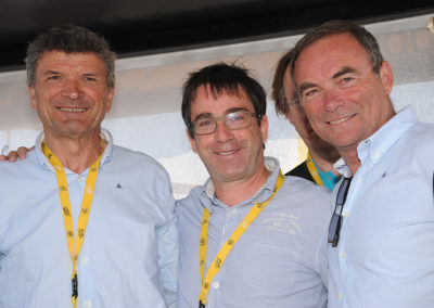 Il a toujours dit et écrit qu’il était devenu journaliste par admiration pour Bernard Thévenet et Bernard Hinault. Les deux champions, fidèles amis du Prix Jacques-Goddet, ont tenu à entourer Gilles Comte.