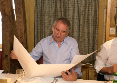 Prestige et qualité pour recevoir nos hôtes dans la belle tradition d’accueil du Tour de France et du groupe Edeis. François Bayrou découvre la lithographie n° 1 traditionnellement réservée à l’invité d’honneur.