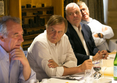 La parole est à l’invité d’honneur. Sous le regard attentif d’Yvan Lachaud, président de la Communauté d’agglomération Nîmes Métropole, de Jean-Luc Schnoebelen et de Laurent Lachaux, François Bayrou, maire de Pau, rappelle que sa bonne ville a déjà accueilli à soixante et onze reprises le Tour de France !