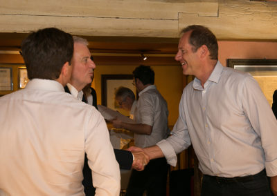 Bienvenue dans la légende écrite de la plus grande course cycliste du monde ! Christian Prudhomme, le directeur du Tour de France, se fait une joie d’accueillir lui-même Jean-Luc Schnoebelen, président fondateur du groupe Edeis, et Jérôme Arnaud, directeur général adjoint du même groupe.