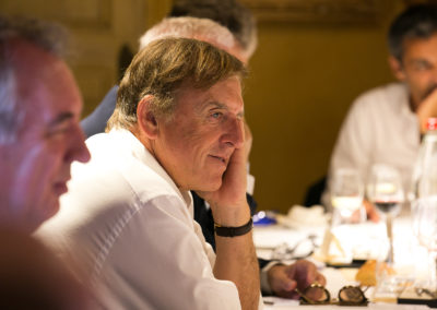 François Bayrou, Yvan Lachaud et Olivier Galzi saisis par Émilie Hautier, photographe officielle du Prix Jacques-Goddet. Le talent de celle qui regarde ceux qui écoutent…