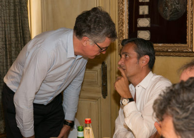 Laurent Lachaux et Olivier Galzi en plein conciliabule. Une incontournable tradition de la longue histoire du Prix Jacques-Goddet.