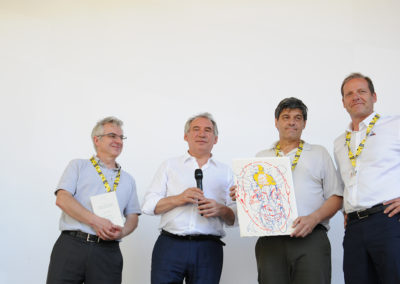 Ce sera la photographie officielle de la remise du 15e Prix Jacques-Goddet. Jean-Luc Gatellier, grand reporter à L’Équipe, pose en compagnie de François Bayrou et Christian Prudhomme, ainsi que de l’organisateur Christophe Penot venu représenter les amis d’Edeis.