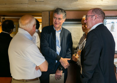 Accueil, toujours ! Laurent Lachaux, directeur commercial et marketing d’Amaury Sport Organisation, Jean-Marie Leblanc et Philippe Sudres, directeur du service de presse d’Amaury Sport Organisation, font connaissance avec le quasi mythique Erik Orsenna, écrivain voyageur venu présider le quinzième jury du Prix Jacques-Goddet.