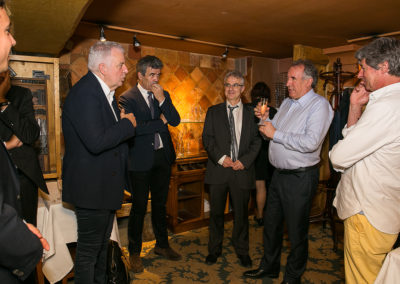 Il est là ! Auprès de Jean-Luc Schnoebelen venu l’accueillir, Jérôme Arnaud, Olivier Galzi, Éric Michoux et Christophe Penot entourent François Bayrou, leur invité d’honneur, tandis que l’on peut reconnaître, à droite, Jacques Prévost, directeur de la communication de la Communauté d’agglomération Nîmes Métropole.