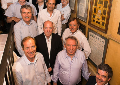 La photo officielle du jury du 15e Prix Jacques-Goddet. Mathieu Coureau, Yvan Lachaud et Éric Michoux, les trois invités ès qualités, ainsi que Jérôme Arnaud, Olivier Galzi et Jean-Luc Schnoebelen, les jurés partenaires, ont rejoint les jurés traditionnels pour se ranger aux côtés de François Bayrou et d’Erik Orsenna.