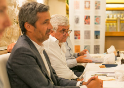 Fabrice Tiano, Olivier Galzi, Hervé Morin. Une vue sur la très large table, côté invité d’honneur.