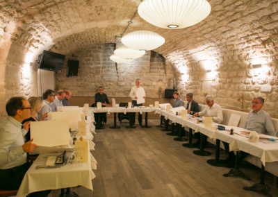 La table, encore, rendue dans son ensemble par Émilie Hautier, irremplaçable photographe officielle du Prix Jacques-Goddet. Pour Christophe Penot, l’organisateur, c’est le moment de saluer les invités et les jurés, mais aussi le groupe d’Edeis l’Allié des territoires, dévoué partenaire associé à la désormais longue aventure du Prix Jacques-Goddet.