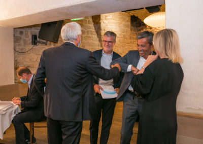 Même lieu, même scène. Aux côtés d’Isabelle Roche et de Laurent Lachaux, Olivier Galzi, directeur général du groupe Edeis, accueille Hervé Morin, président de la Région Normandie et invité d’honneur de ce 16e Prix Jacques-Goddet.