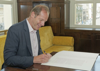 Heureux ! Comme chaque année, Christian Prudhomme, directeur du Tour de France, prend soin de parapher soigneusement chacun des portfolios du 21e Prix Jacques-Goddet – Trophée Amaury Sport Organisation qui seront offerts aux jurés, au nom de la tradition d’accueil du Tour de France et de son académie.