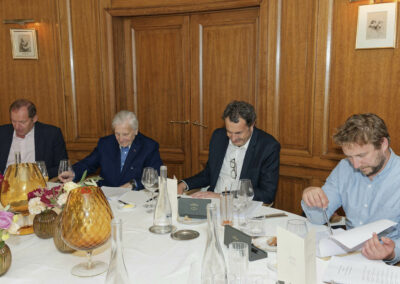 Les jurés, de l’autre côté de la table. Christian Prudhomme, Jean-Claude Trichet, Laurent-Éric Le Lay et Fabrice Tiano écoutent studieusement.