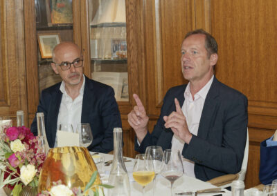 Christian Prudhomme a pris la roue de Xavier Jan. Très sensible aux différents articles qui saluent le courage hors norme des coureurs.