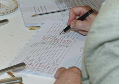 Président du jury, Jean-Claude Trichet a dépouillé à voix haute les bulletins de vote un à un. Légèrement détachés, Quentin Girard, de Libération, Thomas Perotto et Alexandre Roos, tous deux de L’Équipe, seront au deuxième tour.