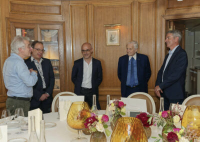 Salutations. Christophe Penot, l’organisateur, a le plaisir de présenter le nouvel arrivant, Sébastien Grosmaitre, à Henri Montulet, Xavier Jan et Jean-Claude Trichet, président du jury de ce millésime.