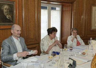 Roselyne Bachelot et Natacha Tatu ont déjà rendu leur bulletin de vote ; Jean-Étienne Amaury rend le sien. Et le vingt et unième lauréat est… Thomas Perotto, jeune journaliste de L’Équipe.