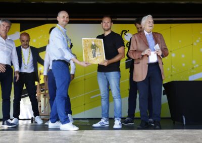 Les mêmes, sourires en plus. Et le moment, pour Jean-Claude Trichet, ancien président de la Banque centrale européenne et gouverneur honoraire de la Banque de France, d’expliquer son bonheur d’être présent sur la plus grande course cycliste du monde.