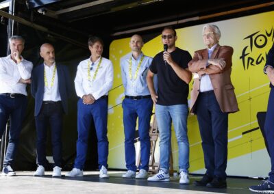 À gauche, Sébastien Grosmaitre, rédacteur en chef du groupe Ouest-France, complète le podium auprès de Xavier Jan, Julien Goupil, Jean-Étienne Amaury et Jean-Claude Trichet. Pour écouter Thomas Perotto, journaliste à L’Équipe, raconter son bonheur d’avoir rejoint la grande famille des reporters du Tour de France.