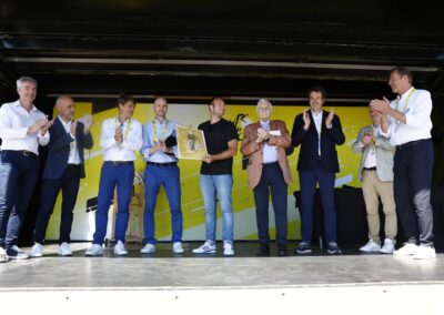 Elle restera comme la photographie officielle de la remise du 21e Prix Jacques-Goddet. De gauche à droite, on peut reconnaître Sébastien Grosmaitre, Xavier Jan, Julien Goupil, Jean-Étienne Amaury, Thomas Perotto, Jean-Claude Trichet, Laurent-Éric Le Lay, Christophe Penot et Christian Prudhomme.
