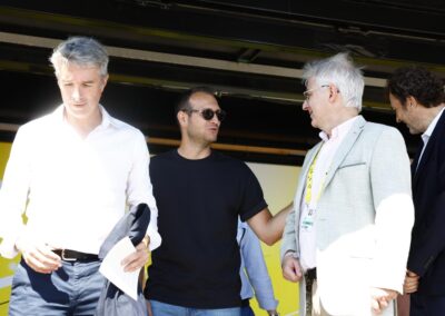 Sébastien Grosmaitre, Thomas Perotto, Christophe Penot et Laurent-Éric Le Lay quittent le podium. Désormais, place à la course et à la nouvelle victoire d’étape que le phénoménal Tadej Pogačar ira chercher à Mûr-de-Bretagne, en fin d’après-midi…