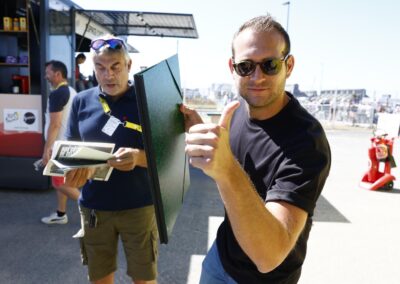 « Gagné ! », semble s’écrier Thomas Perotto, au côté de Didier Vuillin, inamovible chauffeur des reporters de L’Équipe sur le Tour de France. À gauche, les habitués peuvent reconnaître Sébastien Noé, envoyé spécial de La Voix du Nord sur la course.