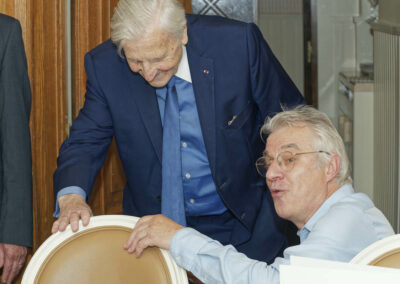 Un trône de choix pour le président du jury. Comme le signale Christophe Penot, Jean-Claude Trichet siègera au fauteuil traditionnellement dévolu (une plaque gravée en fait foi) à Philippe Claudel, président de l’académie Goncourt.