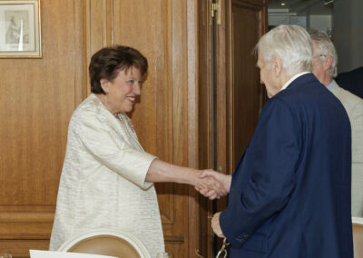 Eux aussi se retrouvent dans un immense sourire. Jean-Claude Trichet accueille Roselyne Bachelot, invitée d’honneur du 21e Prix Jacques-Goddet.