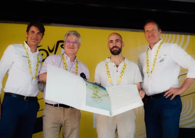 Un nouveau podium pour l’histoire. Julien Goupil, Christophe Penot et Christian Prudhomme entourent Quentin Girard – garde d’honneur !