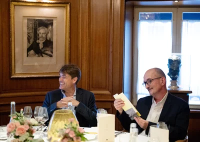 Mais sur quel ouvrage se penche Pascal Golomer, directeur adjoint des sports de France Télévisions, aux côtés de Julien Goupil, directeur médias & partenariats d’Amaury Sport Organisation ? Tout simplement sur "La Raison du sport", dernier livre signé par Jean-Luc Marion aux éditions Grasset.