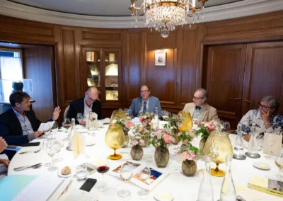 Regard à gauche dans la foulée ! Julien Goupil argumente devant Pascal Golomer, Henri Montulet, Jean-Luc Marion et Corinne Boulloud.
