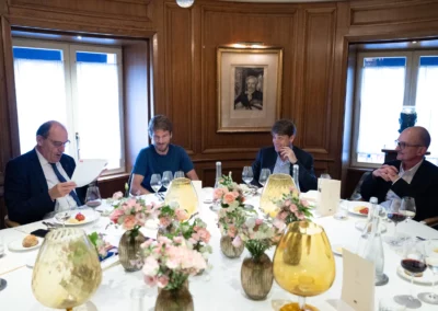 Quels articles préfère-t-il ? Feuille en main, sous le regard de Yann Bouchez, Julien Goupil et Pascal Golomer, Jean Castex énonce un à un le nom des cinq journalistes qu’il aimerait voir au second tour du 22e Prix Jacques-Goddet.