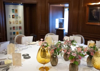 Une table sans pareille, dressée entre les boiseries du salon où se réunissent, depuis 1914, les jurés du Prix Goncourt. Prestigieuse tradition !