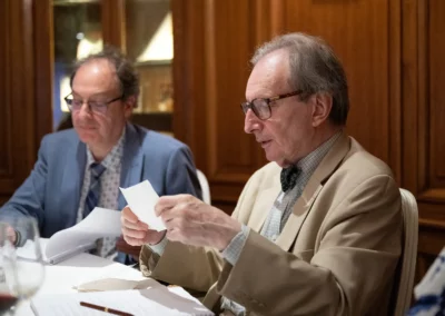 L’académicien Jean-Luc Marion dans son rôle. Il dépouille un à un, en compagnie d’Henri Montulet, les bulletins de vote de chacun des jurés.