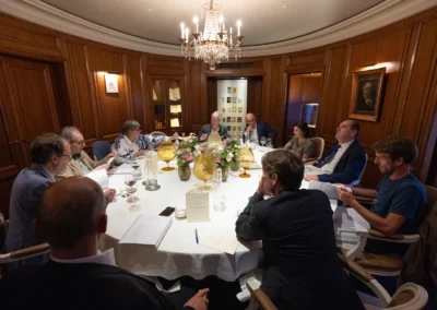 Un rituel quasi religieux, une attention extrême. Corinne Boulloud, Christophe Penot, Xavier Jan, Claire Fages, Jean Castex, Yann Bouchez, Julien Goupil, Pascal Golomer et Henri Montulet attendent le verdict de Jean-Luc Marion, le président du jury.