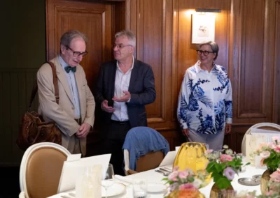 Prenez place, M. le Président ! Corinne Boulloud, invitée ès qualités, et Christophe Penot , l’organisateur du Prix Jacques-Goddet, accueillent l’académicien Jean-Luc Marion, éminent philosophe, appelé pour présider ce vingt-deuxième jury.
