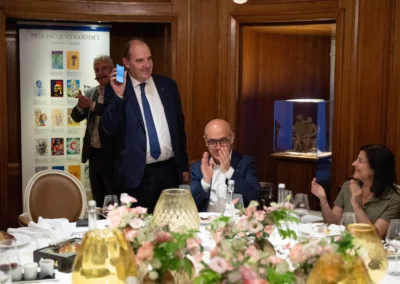 Traditionnel appel téléphonique au nouveau lauréat. Jean Castex réclame une ovation en direct pour un Quentin Girard qui n’en croit pas ses oreilles.