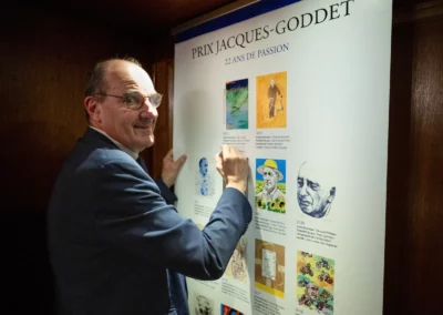 Jean Castex signe l’entrée de Quentin Girard au palmarès officiel du Prix Jacques-Goddet. Un paraphe d’exception, pour le bonheur de notre Académie et du Tour de France.