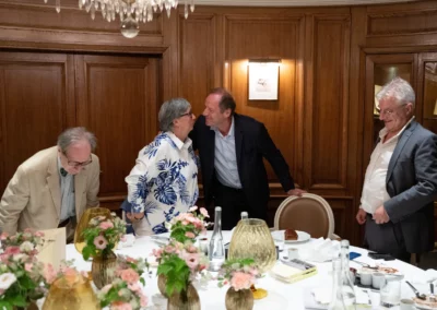 Mais qui nous arrive consciencieusement au moment où Jean Castex repart au travail ? Christian Prudhomme, rescapé d’un long voyage – heureux de saluer Jean-Luc Marion, Corinne Boulloud, son ancienne consœur, et Christophe Penot, l’organisateur, celui-ci ravi de retrouver son plus illustre juré.