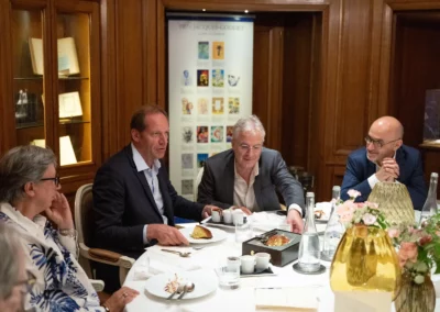 Il l’a bien mérité ! La célèbre madeleine « à la façon de Proust », avec nappe de chocolat noir et crème vanille, pour Christian Prudhomme.
