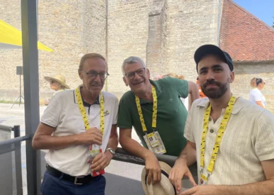 Quand le Tour de France s’arrête à Champagnole, dans le Jura, le 19 juillet 2026, au matin de la quinzième étape. Deux anciens lauréats du Prix Jacques-Goddet, Jean-François Quénet et Christophe Bérard, sont venus féliciter leur successeur, Quentin Girard.