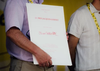 Remise officielle du 22e Prix Jacques-Goddet. Le lauréat recevra une œuvre d’art signée par Olivier Masmonteil et tirée, avec un savoir-faire sans pareil, par Ariel Termine, dans le plus ancien atelier lithographique du monde.