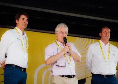 Entre Julien Goupil, directeur médias & partenariats d’Amaury Sport Organisation, et Christian Prudhomme, directeur du Tour de France, Christophe Penot, fondateur-organisateur du Prix Jacques-Goddet, rappelle la règle du jeu. Retrouver un partenaire pour que perdure l’aventure sans pareille qui unit l’histoire du Tour de France et l’histoire de la presse sportive.