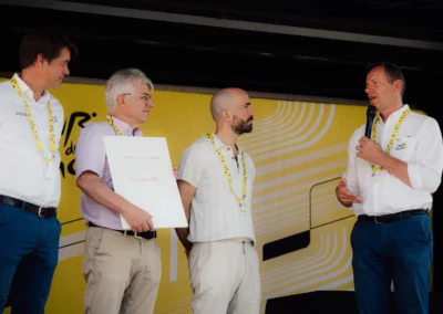 « Quel bel article que le tien ! », salue Christian Prudhomme sous le regard de Julien Goupil, Christophe Penot et Quentin Girard. Un article effectivement magnifique, consacré aux dangers qui guettent les champions dans l’exercice de leur métier.
