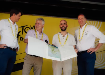 Premier sourire pour Quentin Girard aux côtés de Julien Goupil, Christophe Penot et Christian Prudhomme. Il l’a bien mérité !