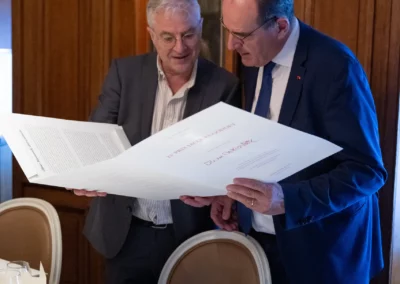 Pour la vingt-deuxième année consécutive, Christophe Penot, éditeur d’art, a ciselé un portfolio en l’honneur du Prix Jacques-Goddet et de ses invités. Jean Castex en est le premier admirateur.