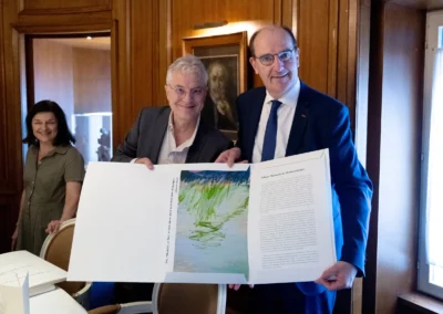 Claire Fages peut en témoigner au même titre que Jean Castex et Christophe Penot : une œuvre d’exception, rehaussée à la main, pour chaque juré, par le peintre français Olivier Masmonteil. Une sorte d’ouverture vers l’abstraction, que Jacques Goddet n’aurait pas manqué d’apprécier.